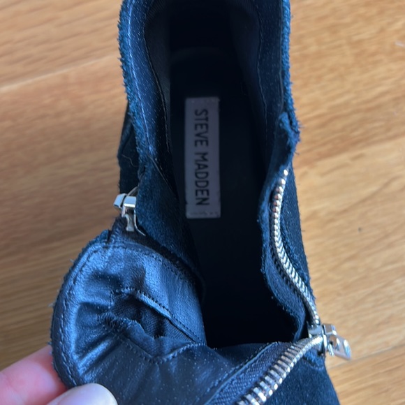 Steve Madden black platform sneakers with zippers on either side - Picture 3 of 3